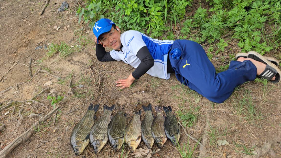 하룻밤_4짜붕어와_허리급_붕어와_함께_찍은_필자.jpg