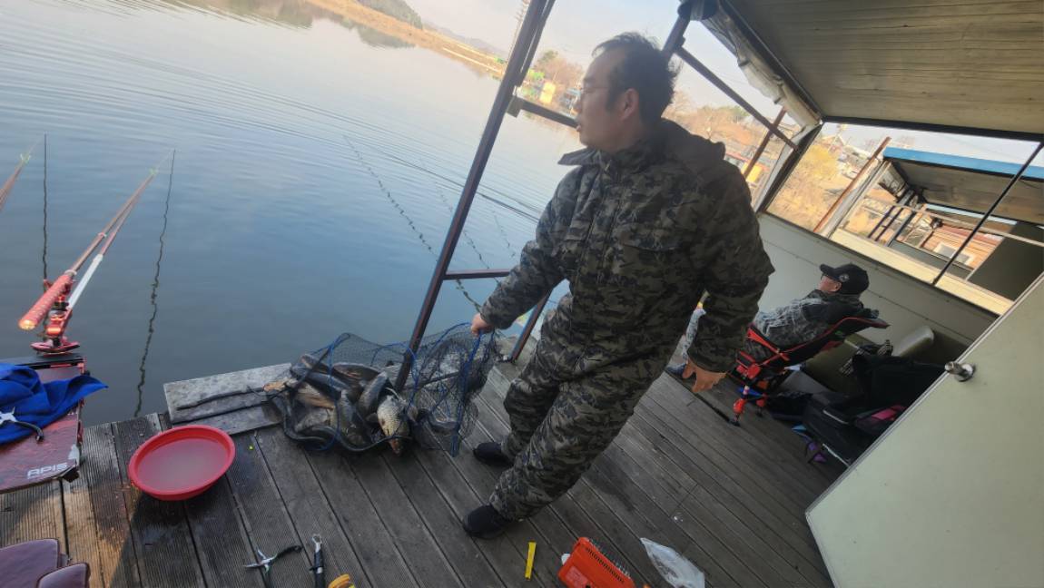 한가하니 웬만하면 손맛 보실 수 있습니다