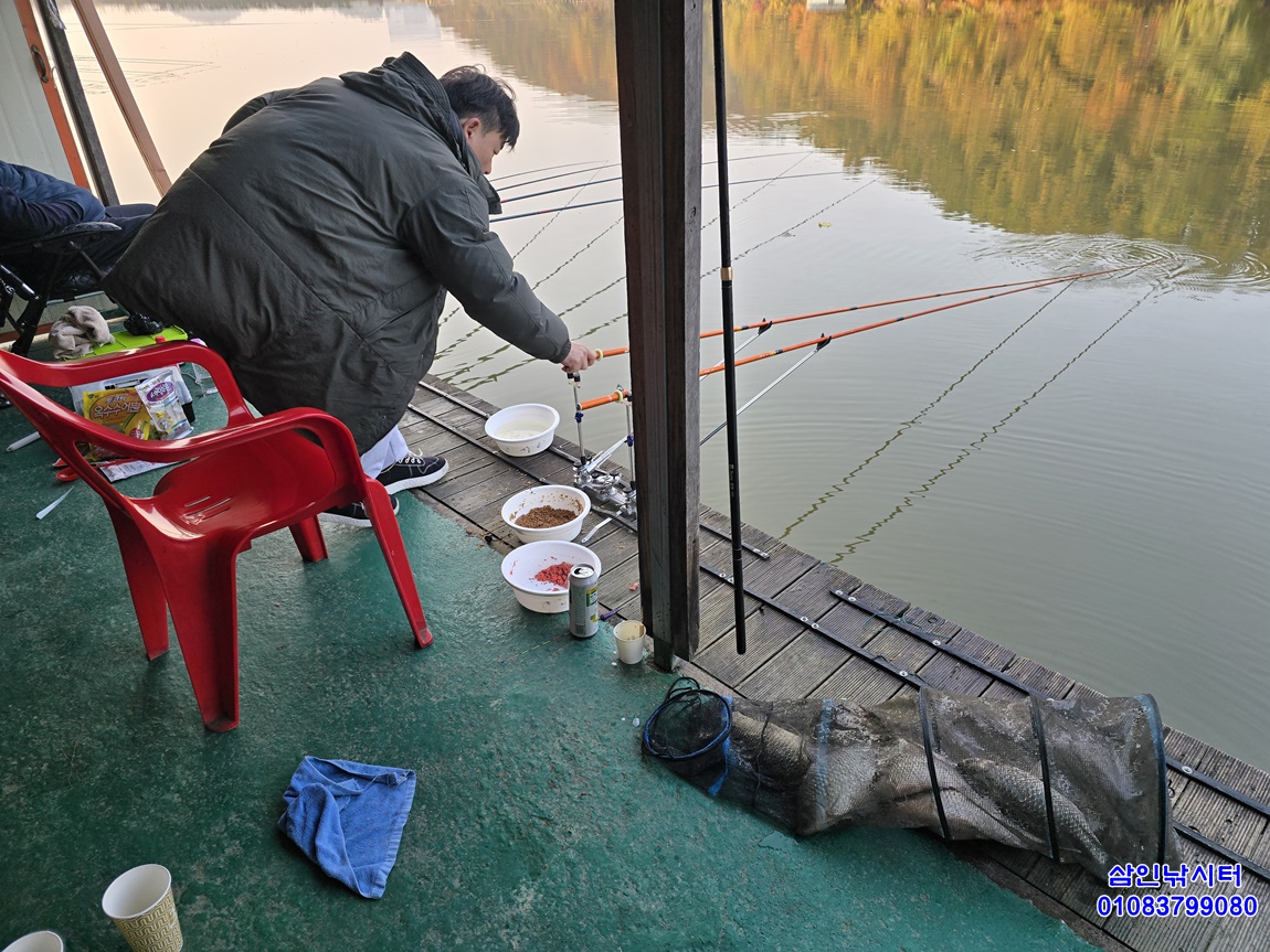 가깝고 물 좋고 경치 좋은 토종붕어터~~!!-용인삼인낚시터-
