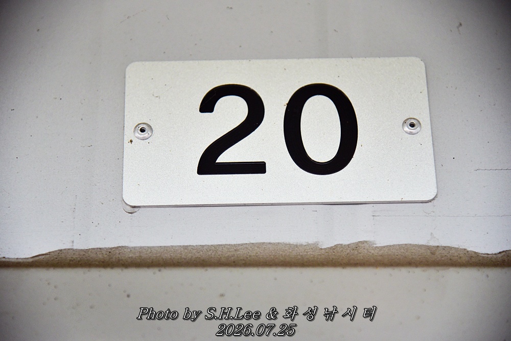 LEE_6464.JPG